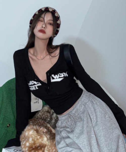 semuse(セミューズ)の「ロゴプリントヘンリーネッククロップド丈ロンT(Tシャツ/カットソー・レディース・ブラック/アイボリー・S/M)」の5枚目の写真