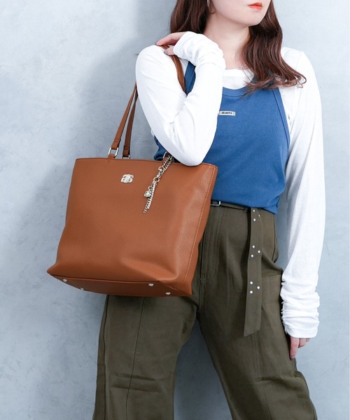GYDA(ジェイダ)の「【GYDA/ジェイダ】 PLAIN SERIES チャーム付きトートバッグ A4サイズ対応(トートバッグ・レディース・ブラック/キャメル/アイボリー・FREE)」の3枚目の写真