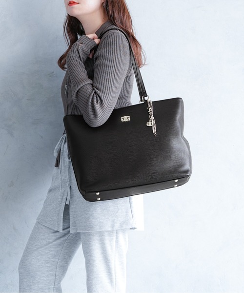 GYDA(ジェイダ)の「【GYDA/ジェイダ】 PLAIN SERIES チャーム付きトートバッグ A4サイズ対応(トートバッグ・レディース・ブラック/キャメル/アイボリー・FREE)」の2枚目の写真