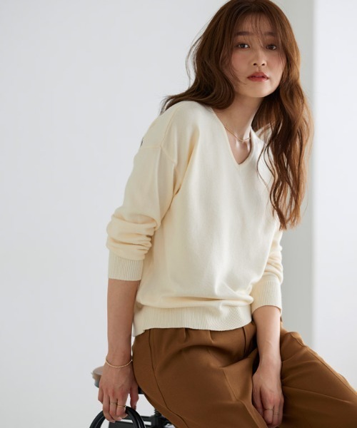 Pierrot(ピエロ)の「プレミアムカシミヤタッチVネックオーバーサイズニット(ニット/セーター・レディース・チャコール/ベージュ/インディゴブルー/ブラック/アイボリー/ピンク系その他・M/L)」の8枚目の写真
