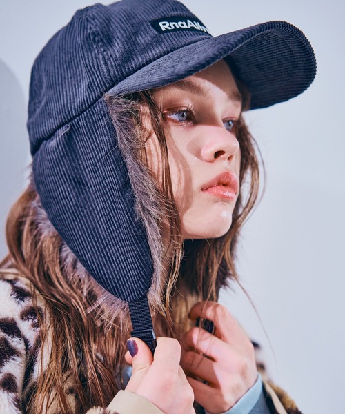 RNA（アールエヌエー）の「E5179 コーデュロイイヤーフラップCAP（キャップ・レディース・ブラウン/ピンク/スミクロ・FREE）」の2枚目の写真