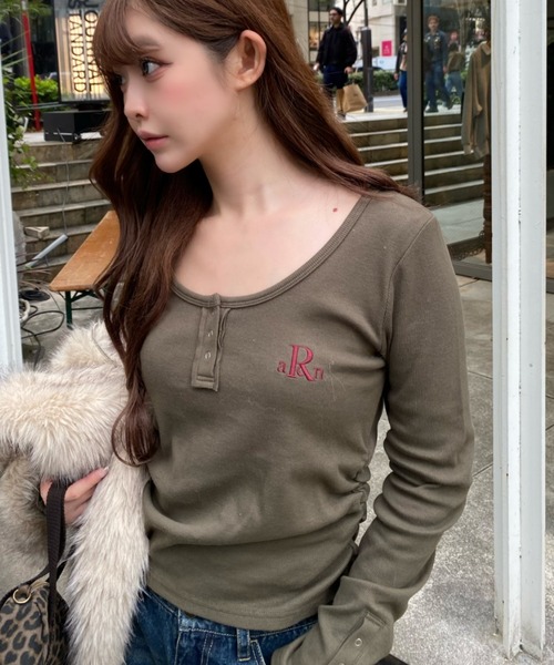 RAY CASSIN(レイカズン)の「胸刺繍UネックヘンリーTシャツ(Tシャツ/カットソー・レディース・ホワイト系その他/ブラウン/チャコールグレー/カーキ/レッド/グレー系その他2/ホワイト系その他2・FREE)」の7枚目の写真