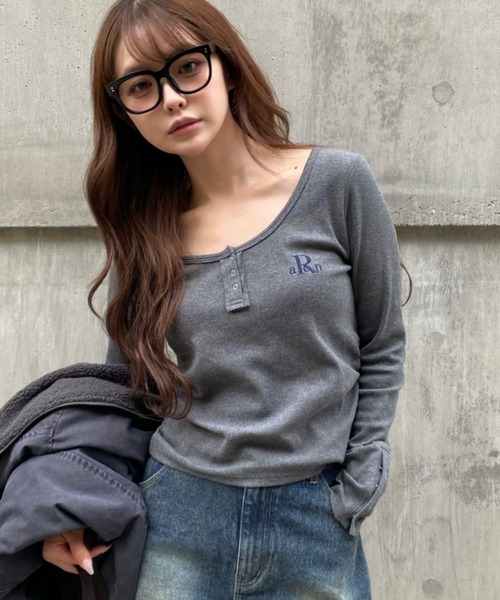 RAY CASSIN(レイカズン)の「胸刺繍UネックヘンリーTシャツ(Tシャツ/カットソー・レディース・ホワイト系その他/ブラウン/チャコールグレー/カーキ/レッド/グレー系その他2/ホワイト系その他2・FREE)」の4枚目の写真
