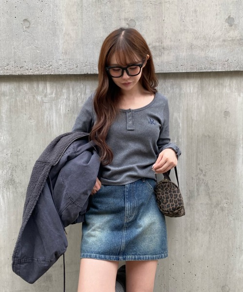 RAY CASSIN(レイカズン)の「胸刺繍UネックヘンリーTシャツ(Tシャツ/カットソー・レディース・ホワイト系その他/ブラウン/チャコールグレー/カーキ/レッド/グレー系その他2/ホワイト系その他2・FREE)」の9枚目の写真