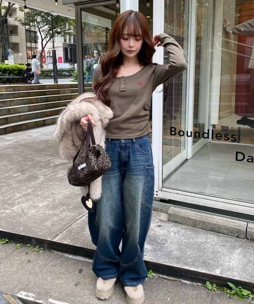 RAY CASSIN(レイカズン)の「胸刺繍UネックヘンリーTシャツ(Tシャツ/カットソー・レディース・ホワイト系その他/ブラウン/チャコールグレー/カーキ/レッド/グレー系その他2/ホワイト系その他2・FREE)」の14枚目の写真
