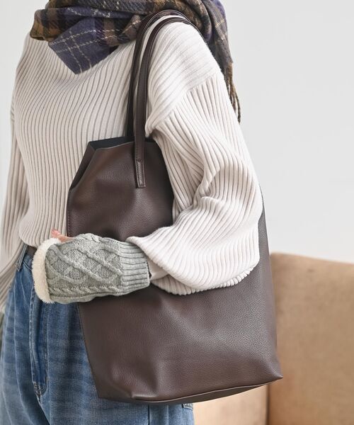 rps(アールピーエス)の「フェイクレザーショルダーBAG(ショルダーバッグ・レディース・アイボリー/ブラック/ボルドー/ブラウン/モカ・フリー)」の3枚目の写真