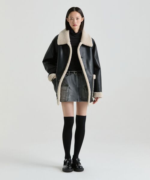 MUSINSA STANDARD WOMAN（ムシンサスタンダードウーマン）の「ウィメンズリバーシブル合成皮革シアリングハーフコート[ブラック]（ムートンコート・レディース・その他・MEDIUM/SMALL）」の4枚目の写真