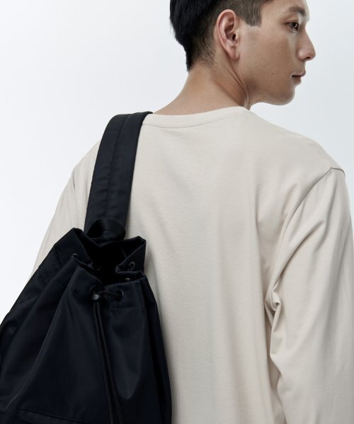 MUSINSA STANDARD（ムシンサスタンダード）の「ナイロンダッフルスリングバッグ[ブラック]（メッセンジャーバッグ・レディース・その他・FREE）」の15枚目の写真