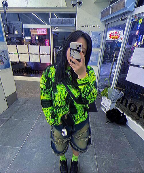 TRILLION(トリリオン)の「スターアップリケダメージウォッシュデニムショートパンツ(ディープグリーン)(その他パンツ・レディース・その他・MEDIUM/LARGE/X-LARGE)」の3枚目の写真