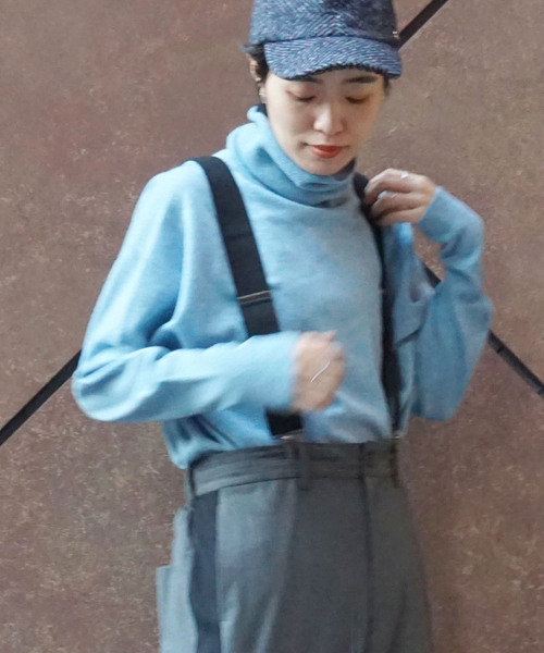 JOURNAL STANDARD LUXE（ジャーナルスタンダード　ラックス）の「カシミヤ タートルネックプルオーバー（ニット/セーター・レディース・チャコールグレー/ホワイト/ブラウン/スカイブルー・FREE）」の4枚目の写真