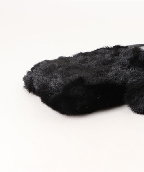 Mayree(メイリー)の「【float】ふわふわ ファー チャーム付きミニショルダーバッグ【6色展開】(ショルダーバッグ・レディース・ホワイト/ブラウン/ピンク/ベージュ/ブラック/グレー・FREE)」の21枚目の写真