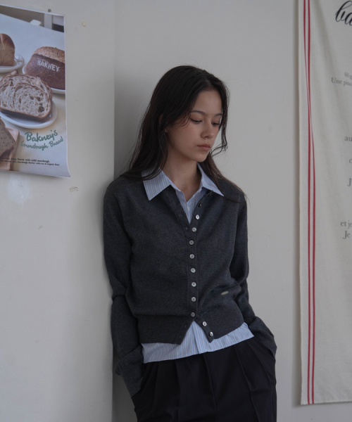 DEHEVE（デヘヴェ）の「Signiture Pearl Button Cardigan [Charcoal]（カーディガン/ボレロ・レディース・チャコールグレー・FREE）」の2枚目の写真