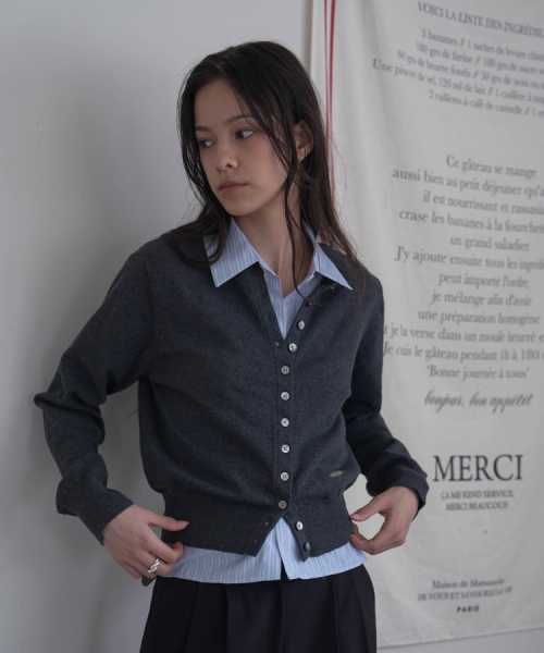 DEHEVE（デヘヴェ）の「Signiture Pearl Button Cardigan [Charcoal]（カーディガン/ボレロ・レディース・チャコールグレー・FREE）」の3枚目の写真