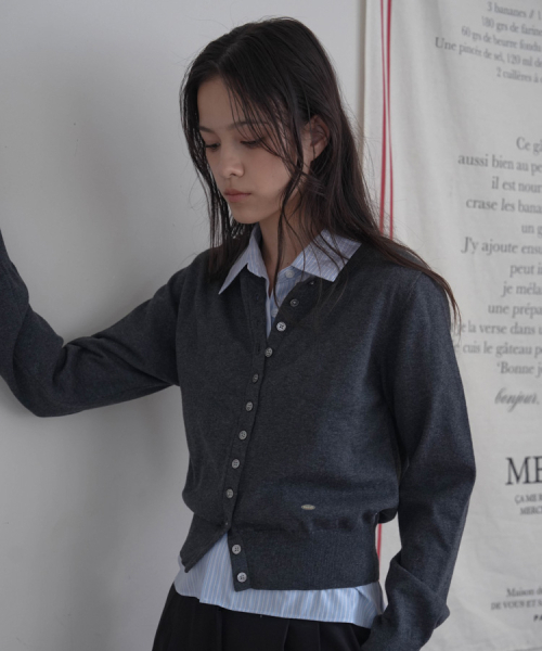 DEHEVE（デヘヴェ）の「Signiture Pearl Button Cardigan [Charcoal]（カーディガン/ボレロ・レディース・チャコールグレー・FREE）」の4枚目の写真