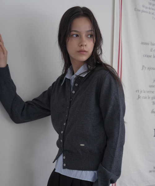 DEHEVE（デヘヴェ）の「Signiture Pearl Button Cardigan [Charcoal]（カーディガン/ボレロ・レディース・チャコールグレー・FREE）」の5枚目の写真