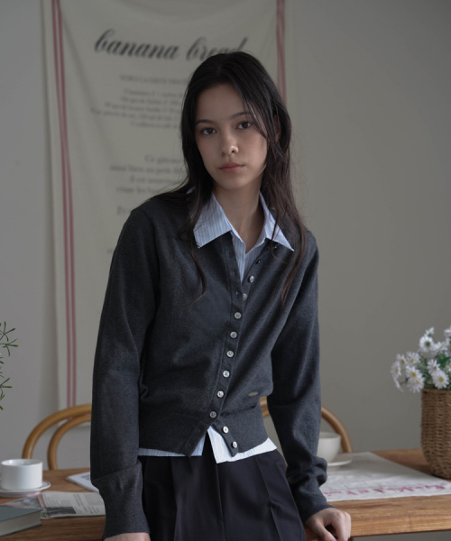 DEHEVE（デヘヴェ）の「Signiture Pearl Button Cardigan [Charcoal]（カーディガン/ボレロ・レディース・チャコールグレー・FREE）」の6枚目の写真