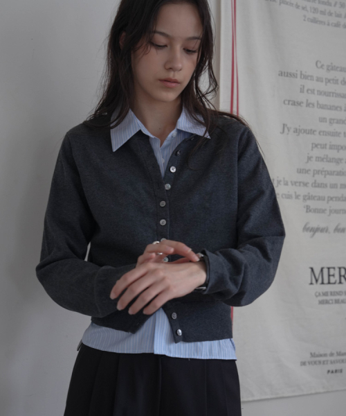 DEHEVE（デヘヴェ）の「Signiture Pearl Button Cardigan [Charcoal]（カーディガン/ボレロ・レディース・チャコールグレー・FREE）」の7枚目の写真