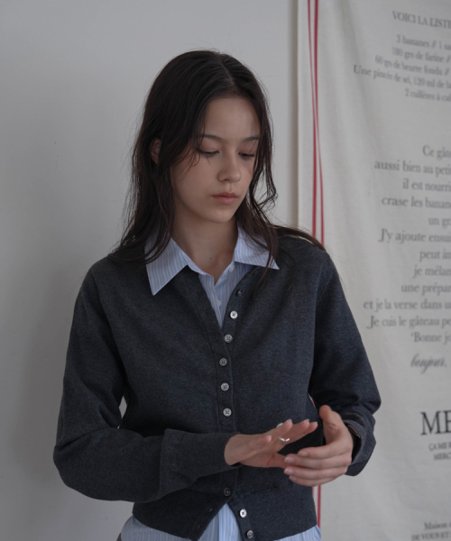 DEHEVE（デヘヴェ）の「Signiture Pearl Button Cardigan [Charcoal]（カーディガン/ボレロ・レディース・チャコールグレー・FREE）」の8枚目の写真