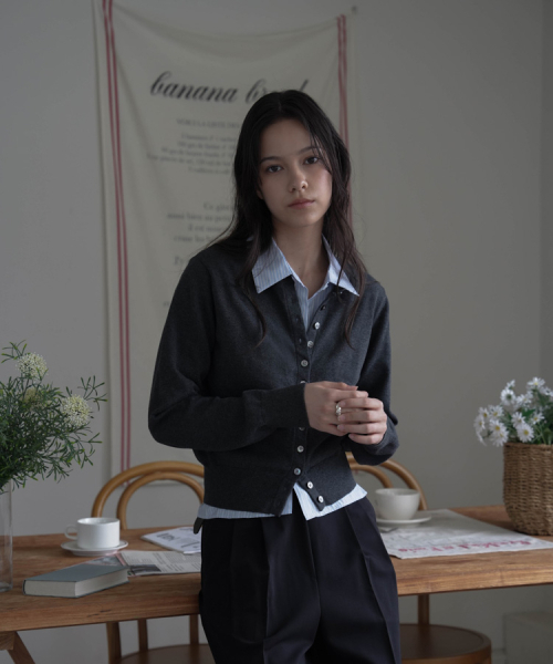DEHEVE（デヘヴェ）の「Signiture Pearl Button Cardigan [Charcoal]（カーディガン/ボレロ・レディース・チャコールグレー・FREE）」の9枚目の写真