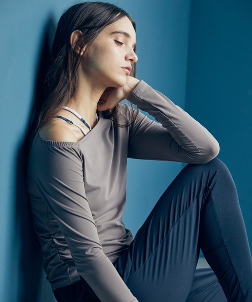 Julier Yoga and Relax（ジュリエヨガアンドリラックス）の「Julier Ecocoアシンメトリーロングスリーブプルオーバー（Tシャツ/カットソー・レディース・グレイッシュベージュ/ブラック/ホワイト/ライトカーキ・FREE）」の6枚目の写真