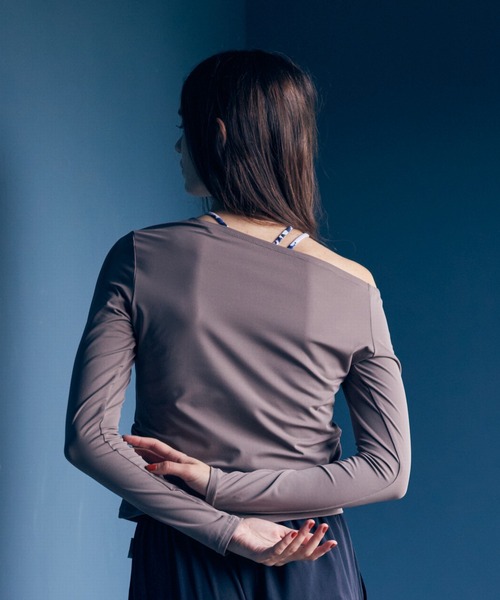 Julier Yoga and Relax（ジュリエヨガアンドリラックス）の「Julier Ecocoアシンメトリーロングスリーブプルオーバー（Tシャツ/カットソー・レディース・グレイッシュベージュ/ブラック/ホワイト/ライトカーキ・FREE）」の8枚目の写真