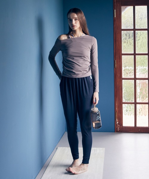 Julier Yoga and Relax（ジュリエヨガアンドリラックス）の「Julier Ecocoアシンメトリーロングスリーブプルオーバー（Tシャツ/カットソー・レディース・グレイッシュベージュ/ブラック/ホワイト/ライトカーキ・FREE）」の9枚目の写真