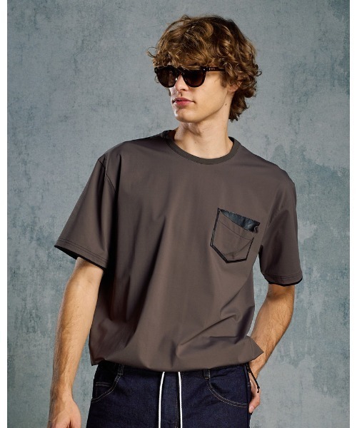 wjk（ダヴルジェイケイ）の「drawstring leather pocket S/S（Tシャツ/カットソー・メンズ・チャコールグレー/ブラック/ライトベージュ・SMALL/MEDIUM/LARGE/X-LARGE）」の7枚目の写真