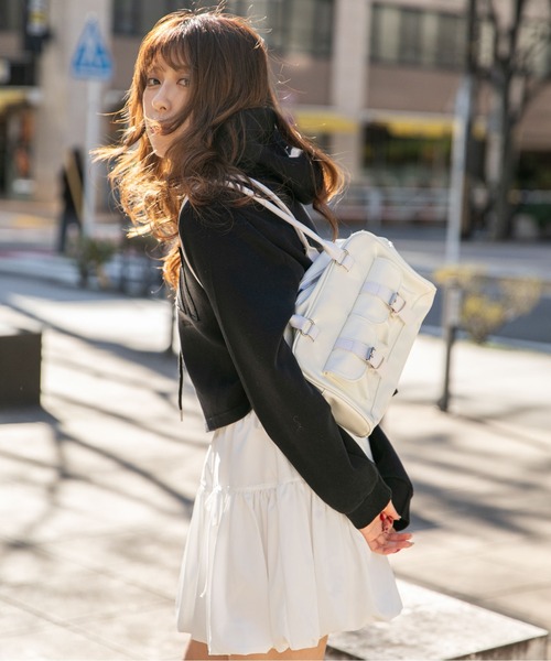GORGE（ゴージ）の「《エナメル調×ツヤ素材》ポケット付きスクエアミニハンドバッグ（ハンドバッグ・レディース・ブラック/オフホワイト/レッド/キャメル・F）」の7枚目の写真