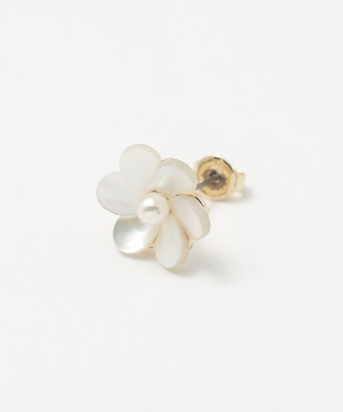 green label relaxing（グリーンレーベルリラクシング）の「シェル フラワー ピアス（ピアス（両耳用）・レディース・オフホワイト・FREE）」の2枚目の写真