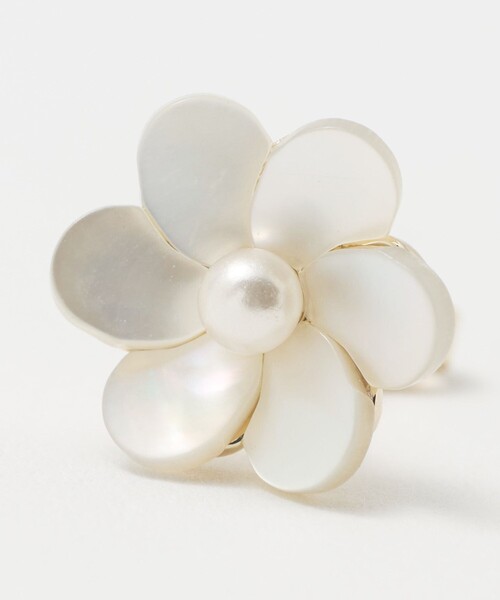 green label relaxing（グリーンレーベルリラクシング）の「シェル フラワー ピアス（ピアス（両耳用）・レディース・オフホワイト・FREE）」の5枚目の写真