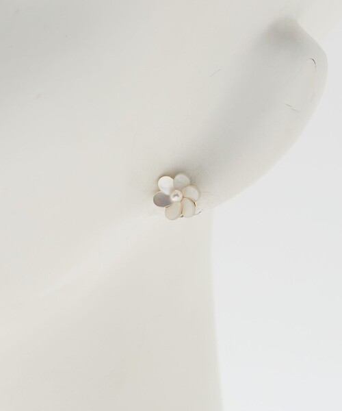 green label relaxing（グリーンレーベルリラクシング）の「シェル フラワー ピアス（ピアス（両耳用）・レディース・オフホワイト・FREE）」の6枚目の写真