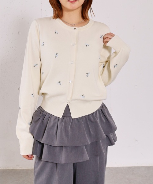 archives（アルシーヴ）の「【アンチピリング】小花柄刺繍ニットカーディガン（カーディガン/ボレロ・レディース・アイボリー/グレー/ネイビー・MEDIUM）」の2枚目の写真