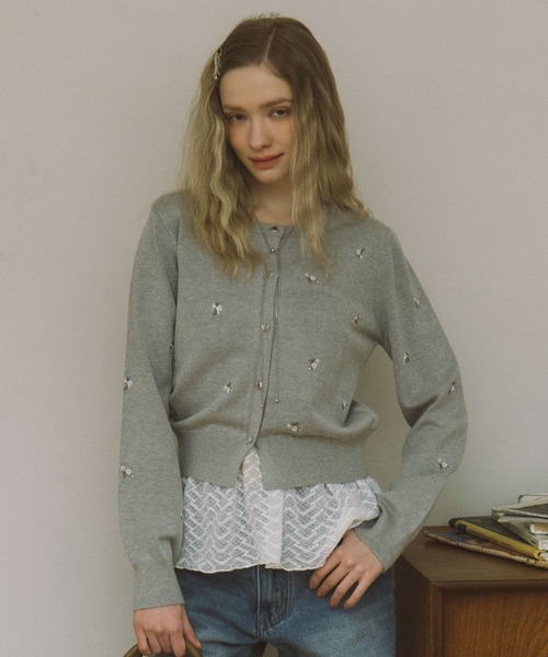 archives（アルシーヴ）の「【アンチピリング】小花柄刺繍ニットカーディガン（カーディガン/ボレロ・レディース・アイボリー/グレー/ネイビー・MEDIUM）」の4枚目の写真