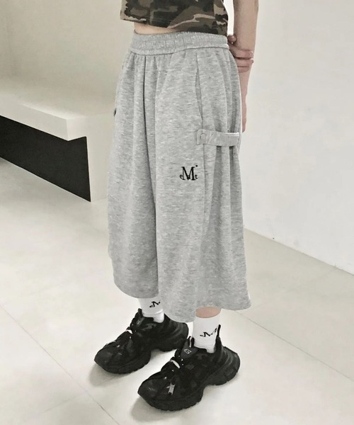 MUCENT(ムセント)の「【UNISEX】MUCENT/WEIRボタンハーフパンツ(スウェットパンツ・レディース・グレー/ブラック・FREE)」の2枚目の写真