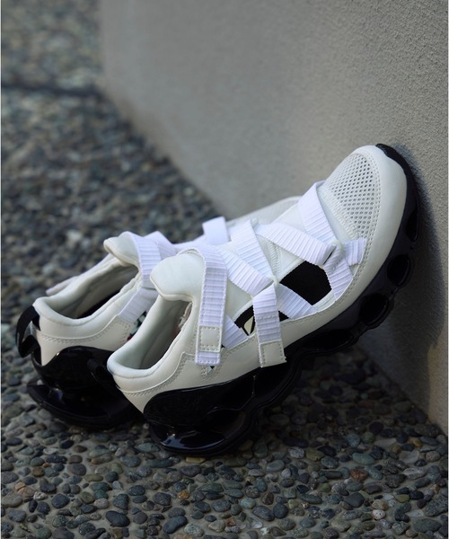 MIZUNO(ミズノ )の「MIZUNO ミズノ WAVE PROPHECY Strap D1GA251905(スニーカー・メンズ・ホワイト×ブラック・23.5cm/23.0cm/24.5cm)」の3枚目の写真