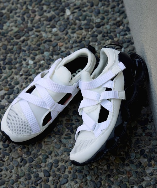 MIZUNO(ミズノ )の「MIZUNO ミズノ WAVE PROPHECY Strap D1GA251905(スニーカー・メンズ・ホワイト×ブラック・23.5cm/23.0cm/24.5cm)」の2枚目の写真