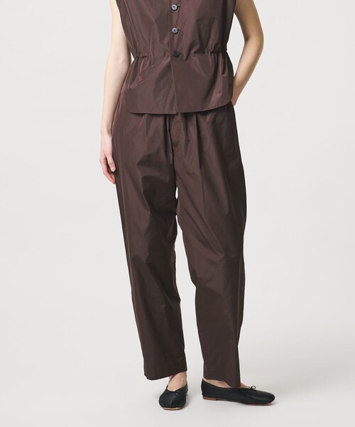 LOEFF（ロエフ）の「＜LOEFF＞グロッシー タフタ クロップド パンツ（その他パンツ・レディース・ブラック/ダークブラウン・0/1）」の2枚目の写真