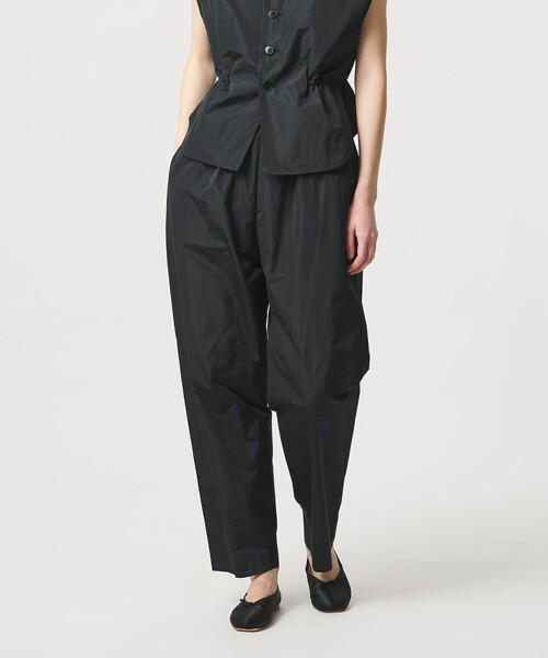 LOEFF（ロエフ）の「＜LOEFF＞グロッシー タフタ クロップド パンツ（その他パンツ・レディース・ブラック/ダークブラウン・0/1）」の3枚目の写真