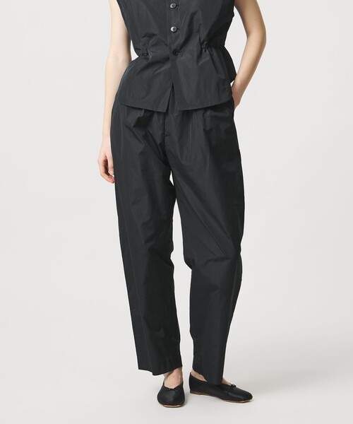 LOEFF（ロエフ）の「＜LOEFF＞グロッシー タフタ クロップド パンツ（その他パンツ・レディース・ブラック/ダークブラウン・0/1）」の4枚目の写真