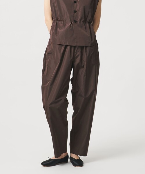 LOEFF（ロエフ）の「＜LOEFF＞グロッシー タフタ クロップド パンツ（その他パンツ・レディース・ブラック/ダークブラウン・0/1）」の6枚目の写真