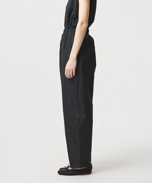 LOEFF（ロエフ）の「＜LOEFF＞グロッシー タフタ クロップド パンツ（その他パンツ・レディース・ブラック/ダークブラウン・0/1）」の10枚目の写真