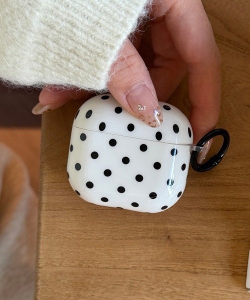 Fun & Daily(ファンアンドデイリー)の「Small Dot AirPods 4 / Pro3 Case / エアポッズ4 プロ3(ヘッドフォン/イヤホン・レディース・ホワイト・A/B)」の2枚目の写真