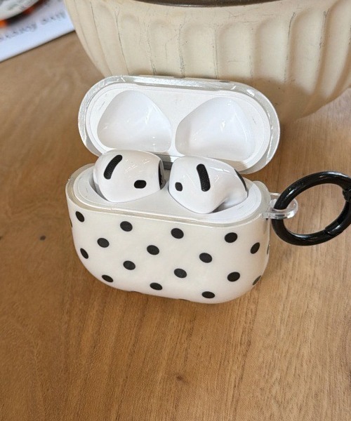 Fun & Daily(ファンアンドデイリー)の「Small Dot AirPods 4 / Pro3 Case / エアポッズ4 プロ3(ヘッドフォン/イヤホン・レディース・ホワイト・A/B)」の3枚目の写真