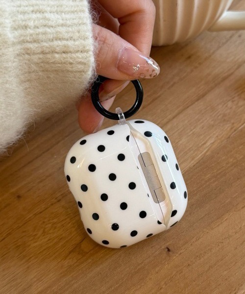 Fun & Daily(ファンアンドデイリー)の「Small Dot AirPods 4 / Pro3 Case / エアポッズ4 プロ3(ヘッドフォン/イヤホン・レディース・ホワイト・A/B)」の4枚目の写真