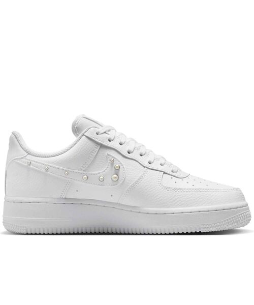 NIKE(ナイキ)の「ナイキ エア フォース 1 '07 ウィメンズシューズ / Nike Air Force 1 '07 Women's Shoes IU7557-100 White(スニーカー・レディース・ホワイト・22/22.5/23/23.5/24/24.5/25/25.5/26)」の7枚目の写真