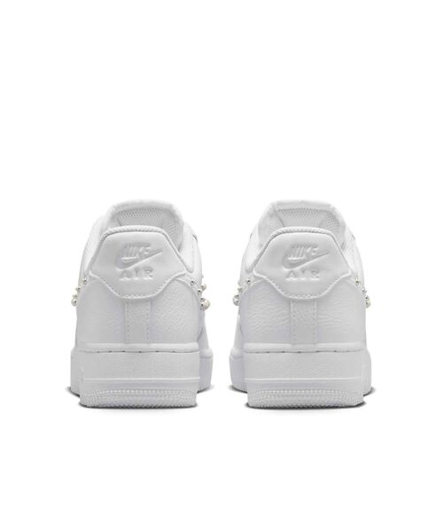 NIKE(ナイキ)の「ナイキ エア フォース 1 '07 ウィメンズシューズ / Nike Air Force 1 '07 Women's Shoes IU7557-100 White(スニーカー・レディース・ホワイト・22/22.5/23/23.5/24/24.5/25/25.5/26)」の4枚目の写真