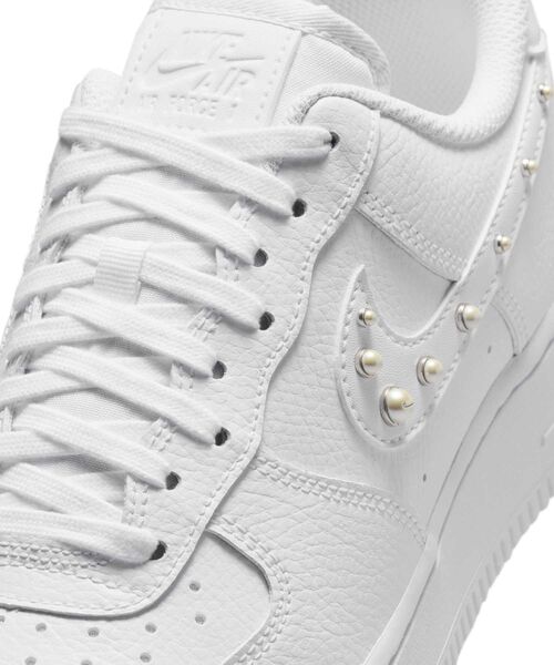 NIKE(ナイキ)の「ナイキ エア フォース 1 '07 ウィメンズシューズ / Nike Air Force 1 '07 Women's Shoes IU7557-100 White(スニーカー・レディース・ホワイト・22/22.5/23/23.5/24/24.5/25/25.5/26)」の3枚目の写真