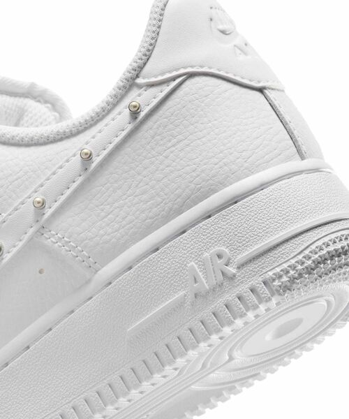 NIKE(ナイキ)の「ナイキ エア フォース 1 '07 ウィメンズシューズ / Nike Air Force 1 '07 Women's Shoes IU7557-100 White(スニーカー・レディース・ホワイト・22/22.5/23/23.5/24/24.5/25/25.5/26)」の2枚目の写真
