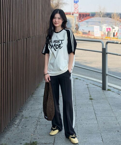 ELIMENO(エリメノ)の「EL メイド ラグランライン 半袖Tシャツ 5カラー(Tシャツ/カットソー・メンズ・バーガンディー/チャコール/ネイビー/ブラック/チャコールグレー×ブラック・1/2/3/4/5/6)」の9枚目の写真