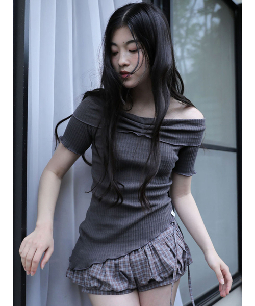 UGLY SHADOW(アグリーシャドウ)の「ASYMMETRIC RIB OFF-SHOULDER TEE(CHARCOAL)(Tシャツ/カットソー・レディース・その他・FREE)」の1枚目の写真